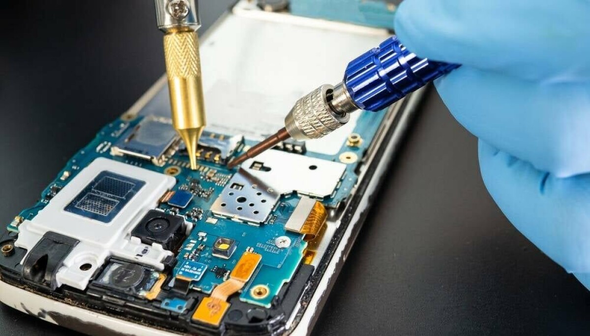 Smartphone Giants Ignore EU Repairability Mandates