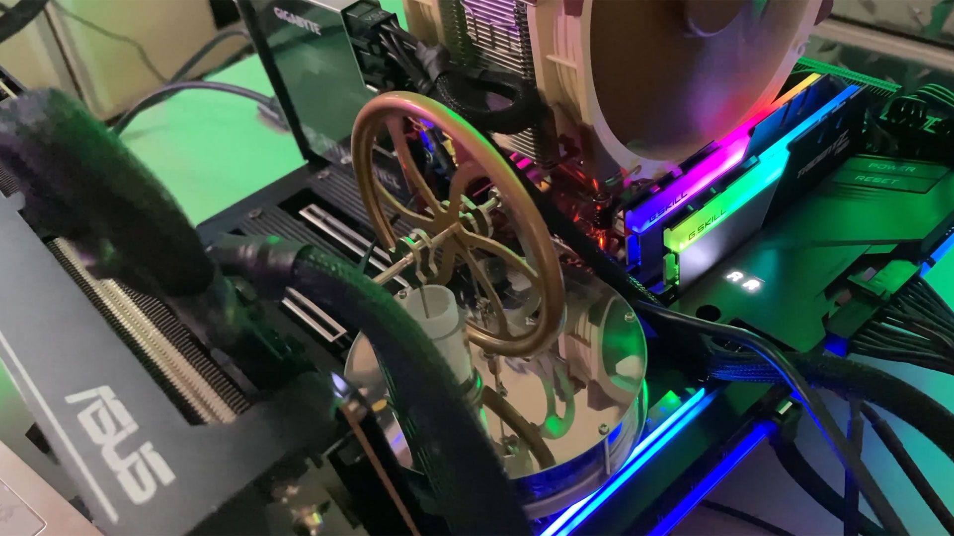 Windows Guru Uses Stirling Engine for PC Auxiliary Cooling