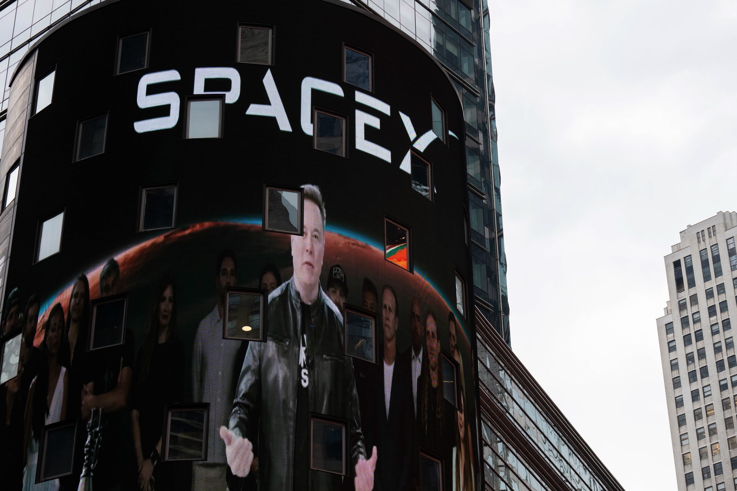 Elon Musk Denies SpaceX is Building a Handheld AI Device