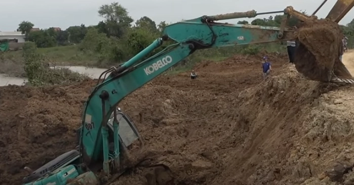 AI is a Backhoe, Not a Smart Assistant, Argues Tech Veteran