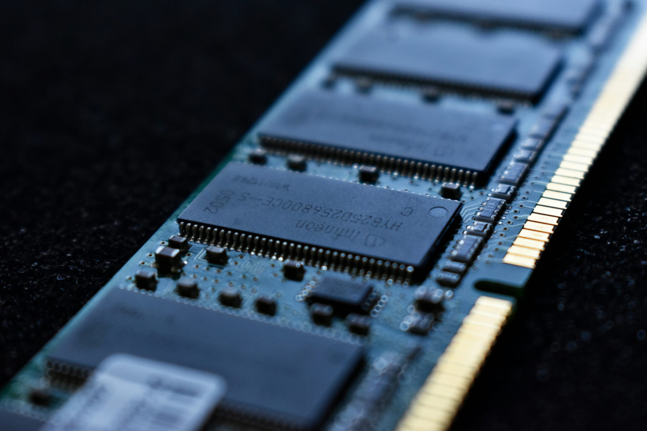 Memory Bottleneck in Data Engineering: Pandas Chunking, Dask, and Polars Solutions
